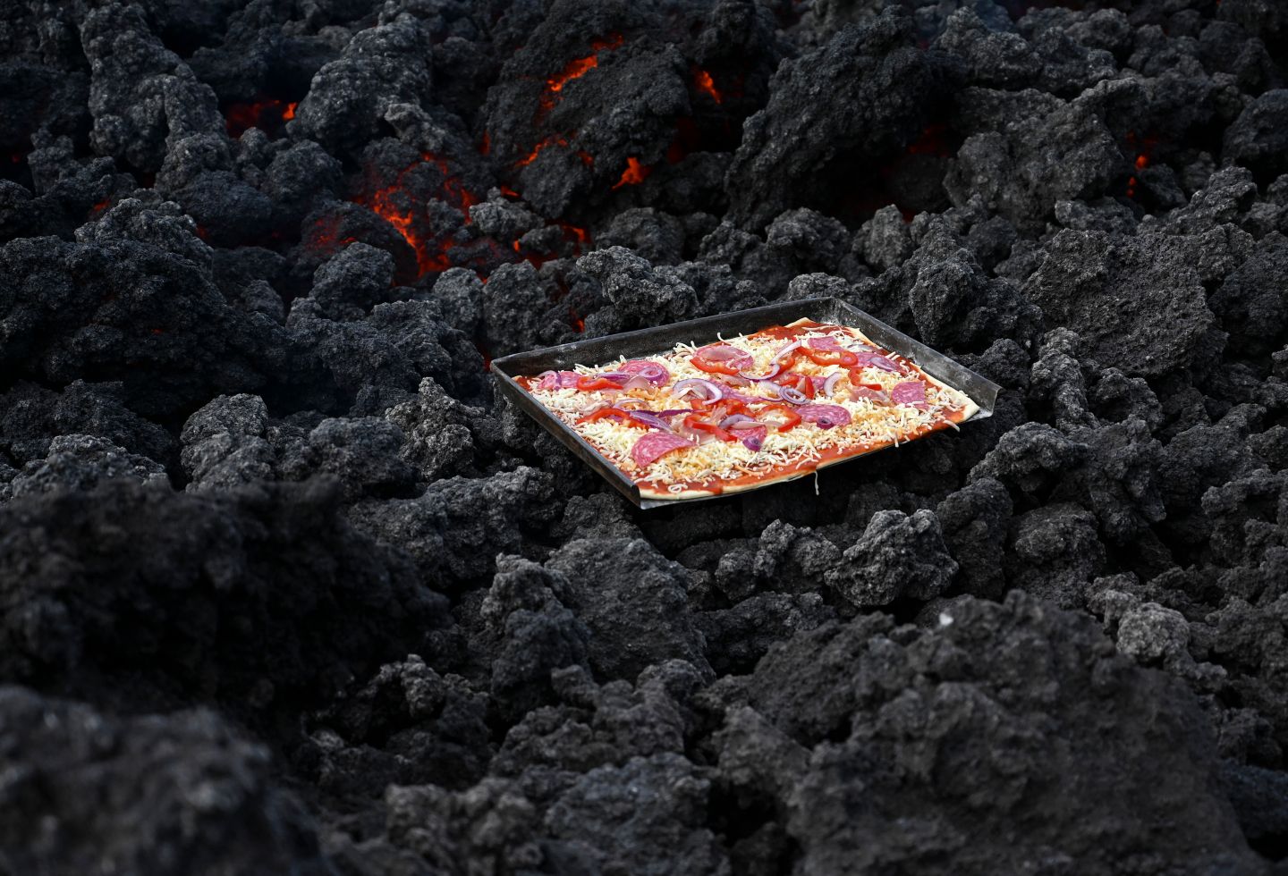 Pizza es cocinada al calor de un volcán en Guatemala