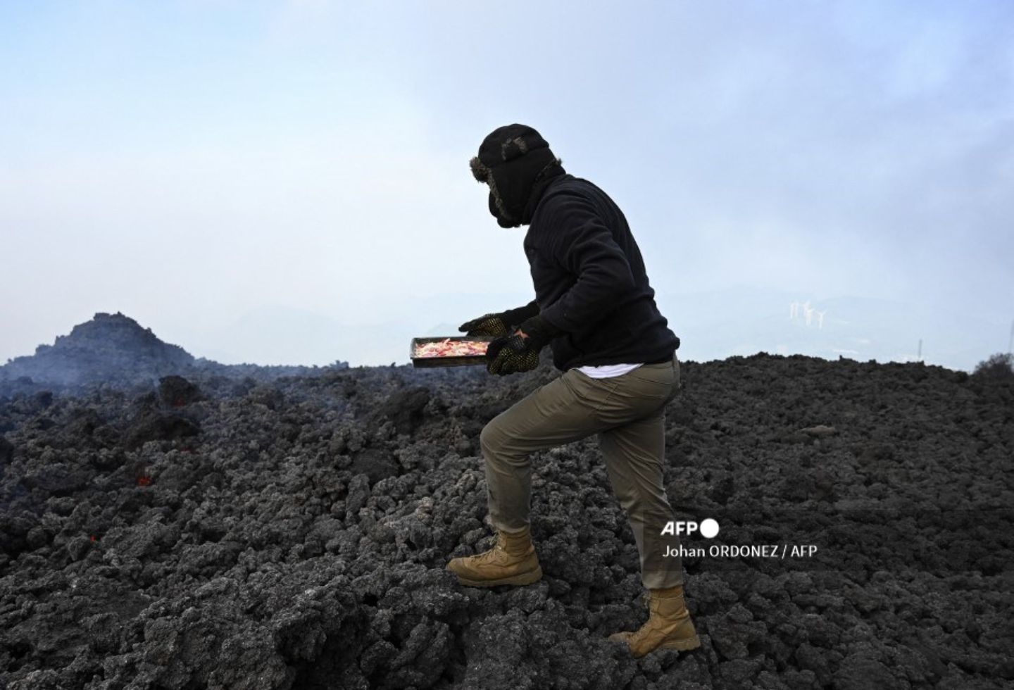 Pizza es cocinada al calor de un volcán en Guatemala