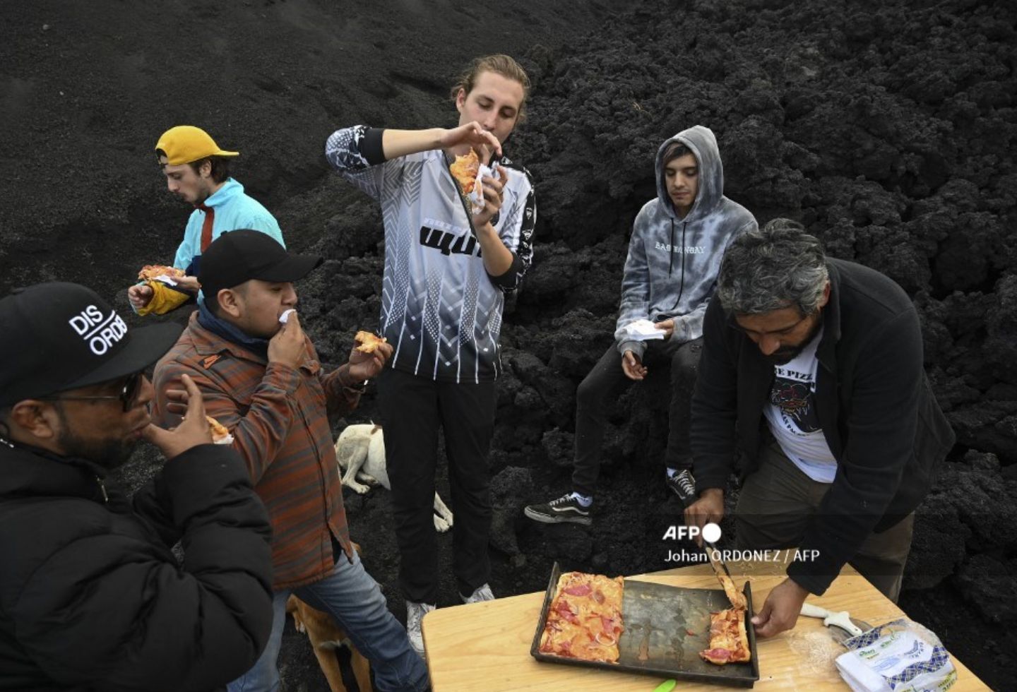 Pizza es cocinada al calor de un volcán en Guatemala