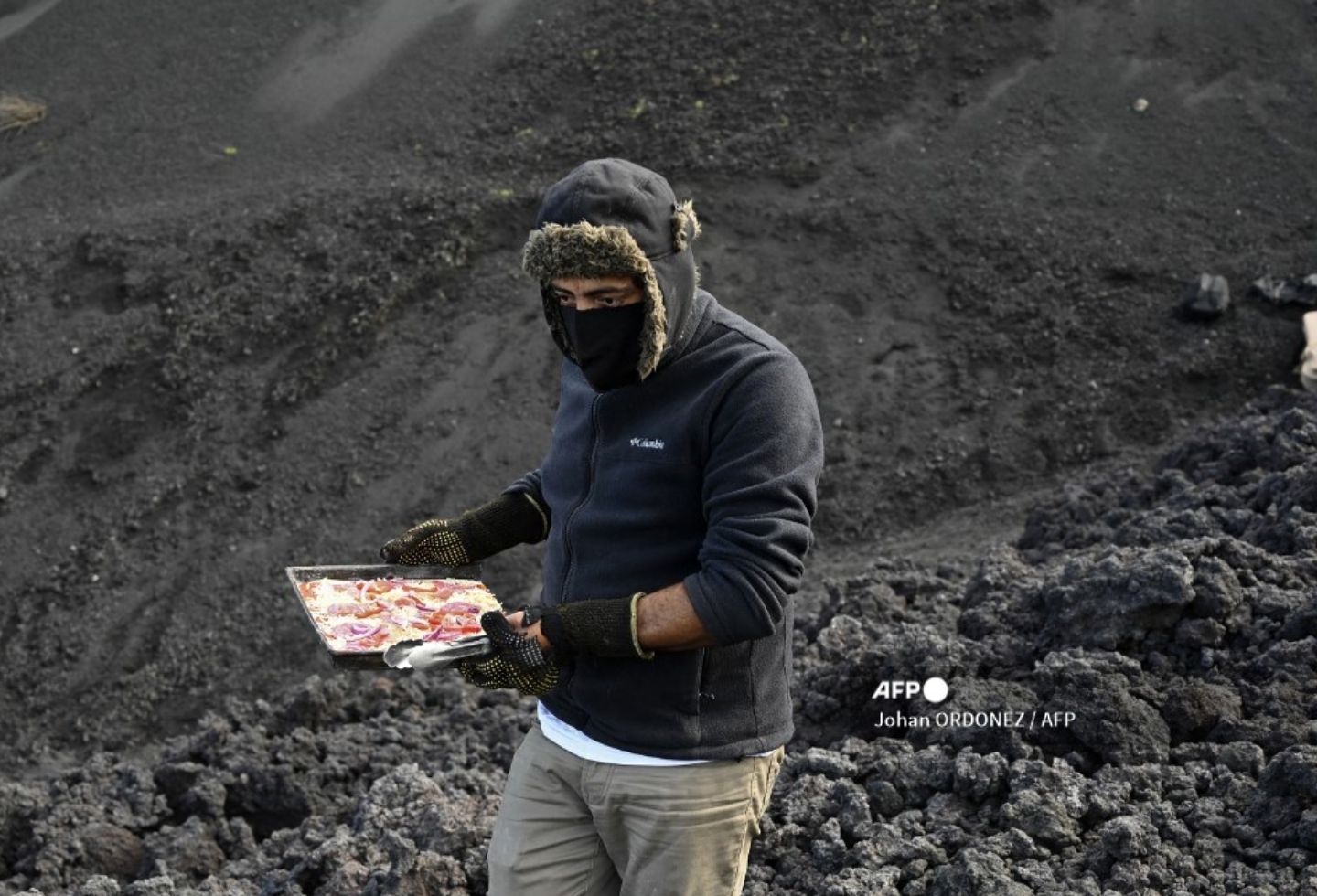Pizza es cocinada al calor de un volcán en Guatemala