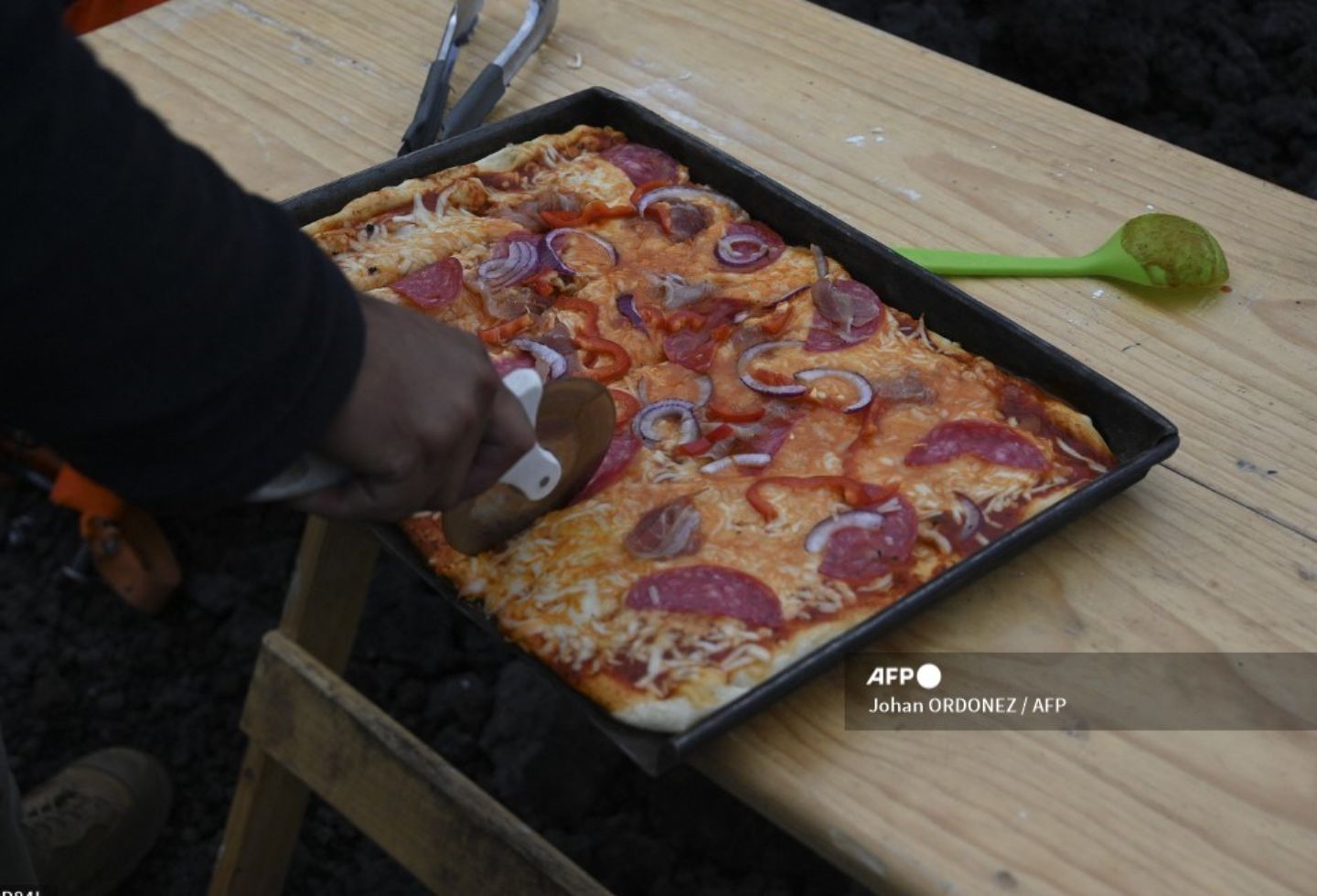 Pizza es cocinada al calor de un volcán en Guatemala
