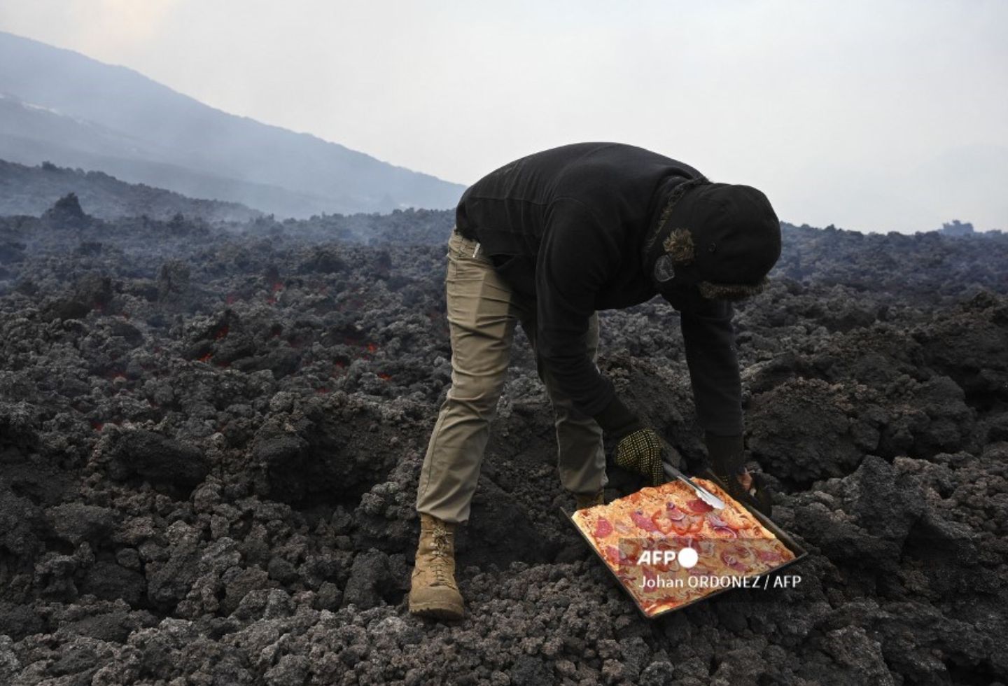 Pizza es cocinada al calor de un volcán en Guatemala