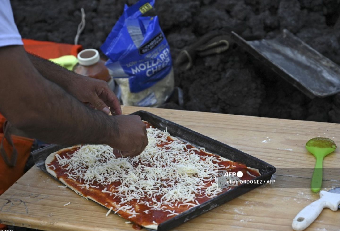 Pizza es cocinada al calor de un volcán en Guatemala
