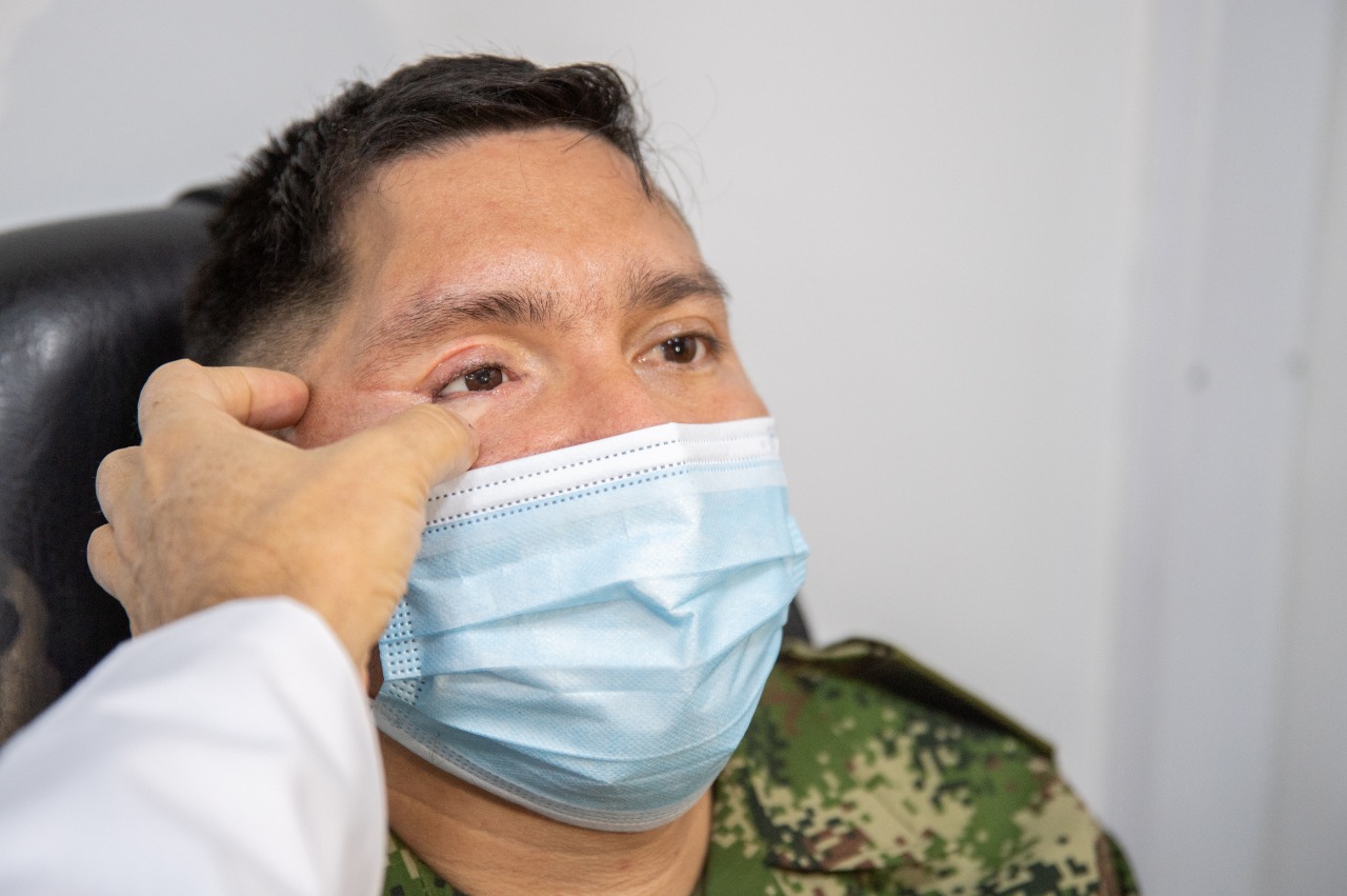 Soldado con prótesis oculares