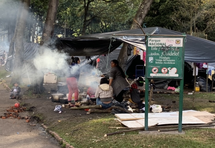Indígenas en el parque nacional