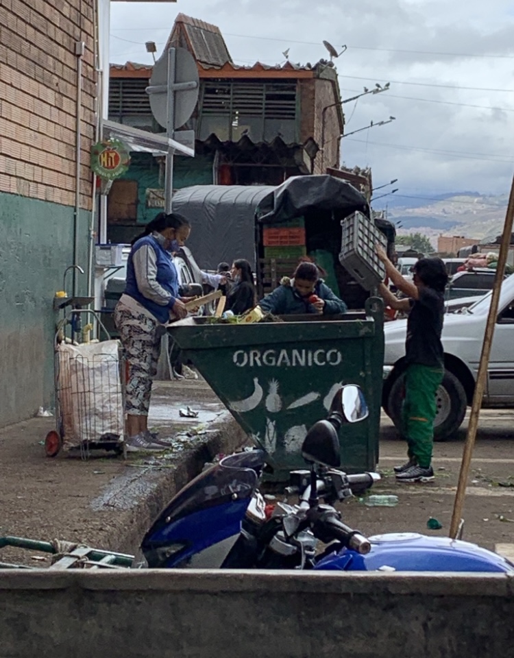 Reciclando alimentos en Corabastos