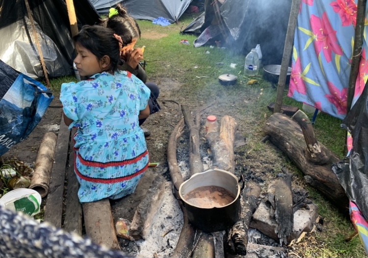 Mujer Embera preparando el desayuno