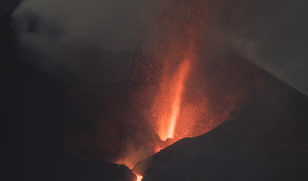 Volcán Cumbre Vieja expidiendo lava