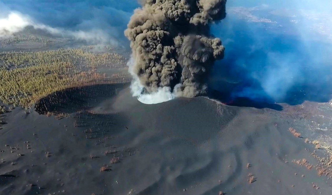Lava del volcán Cumbre Vieja en el mar