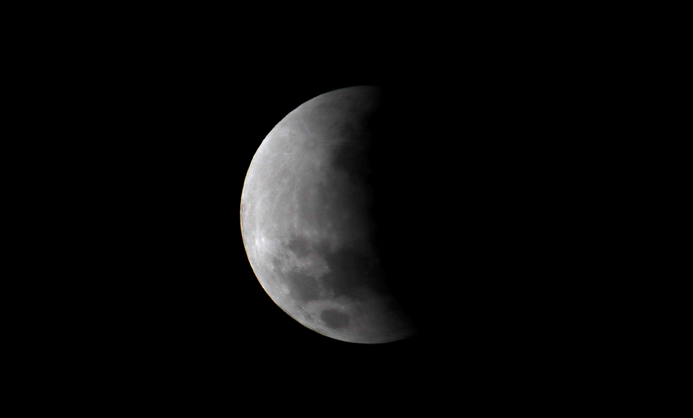 Luna en proceso de eclipse