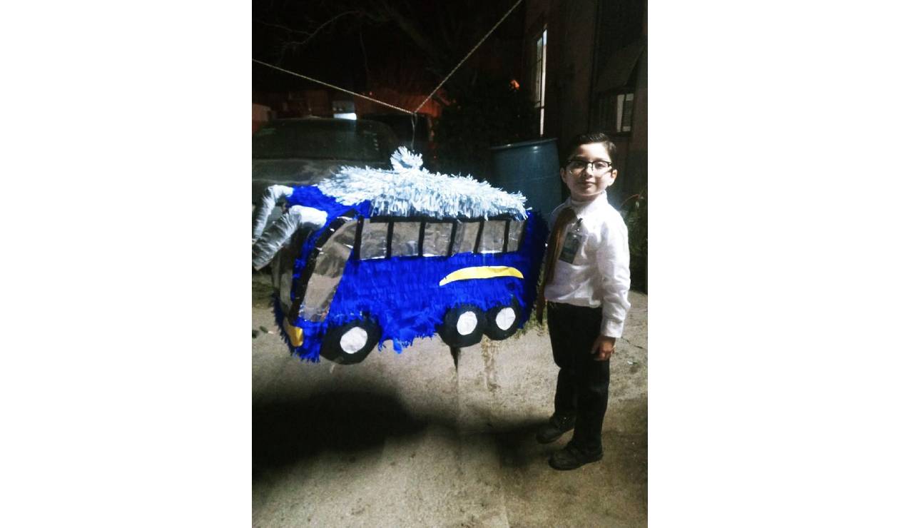 Niño se disfraza de su abuelo Niño se disfraza de su abuelo