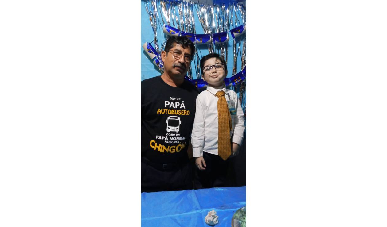 Niño se disfraza de su abuelo Niño se disfraza de su abuelo