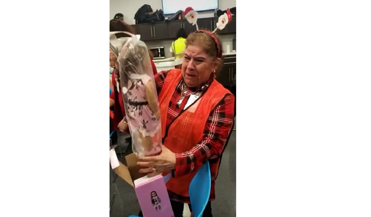 Mujer nunca había tenido una muñeca