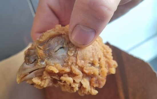 Pidió un domicilio de alitas y le llegaron con una cabeza de pollo | RCN  Radio