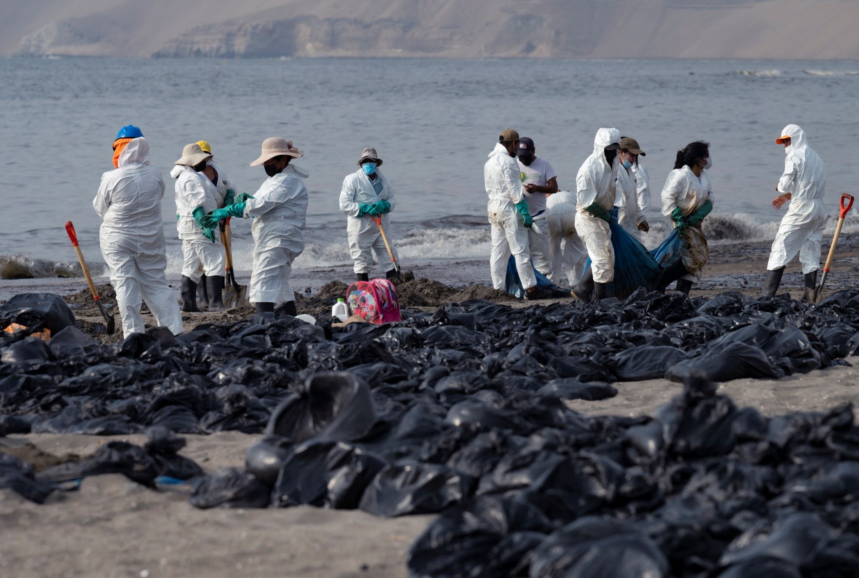 Derrame de petróleo en las costas de Perú.