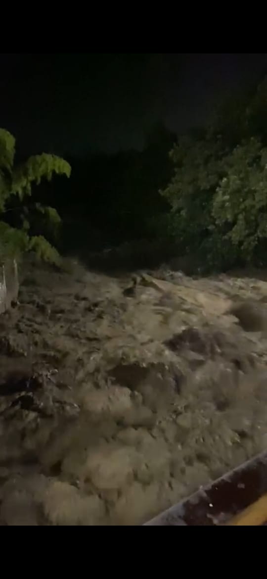 por la gravedad de la situación, se registra cierre de vías y evacuación de la comunidad.