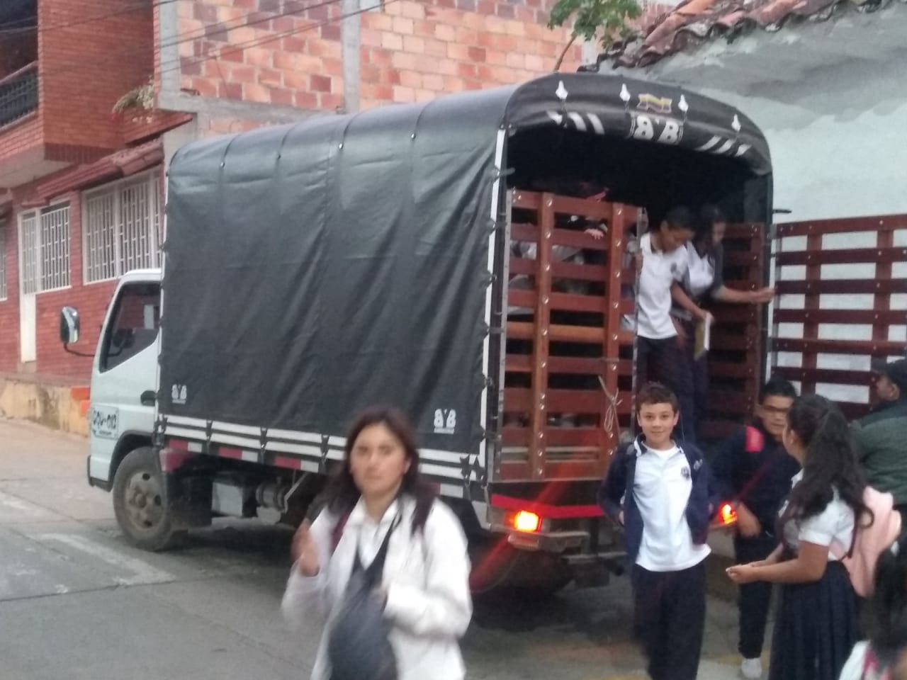 Niños en Curití llegan a sus colegios en camiones de estacas.