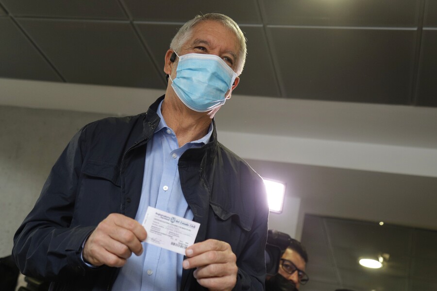 Enrique Peñalosa votando en la jornada de consultas realizadas en Colombia