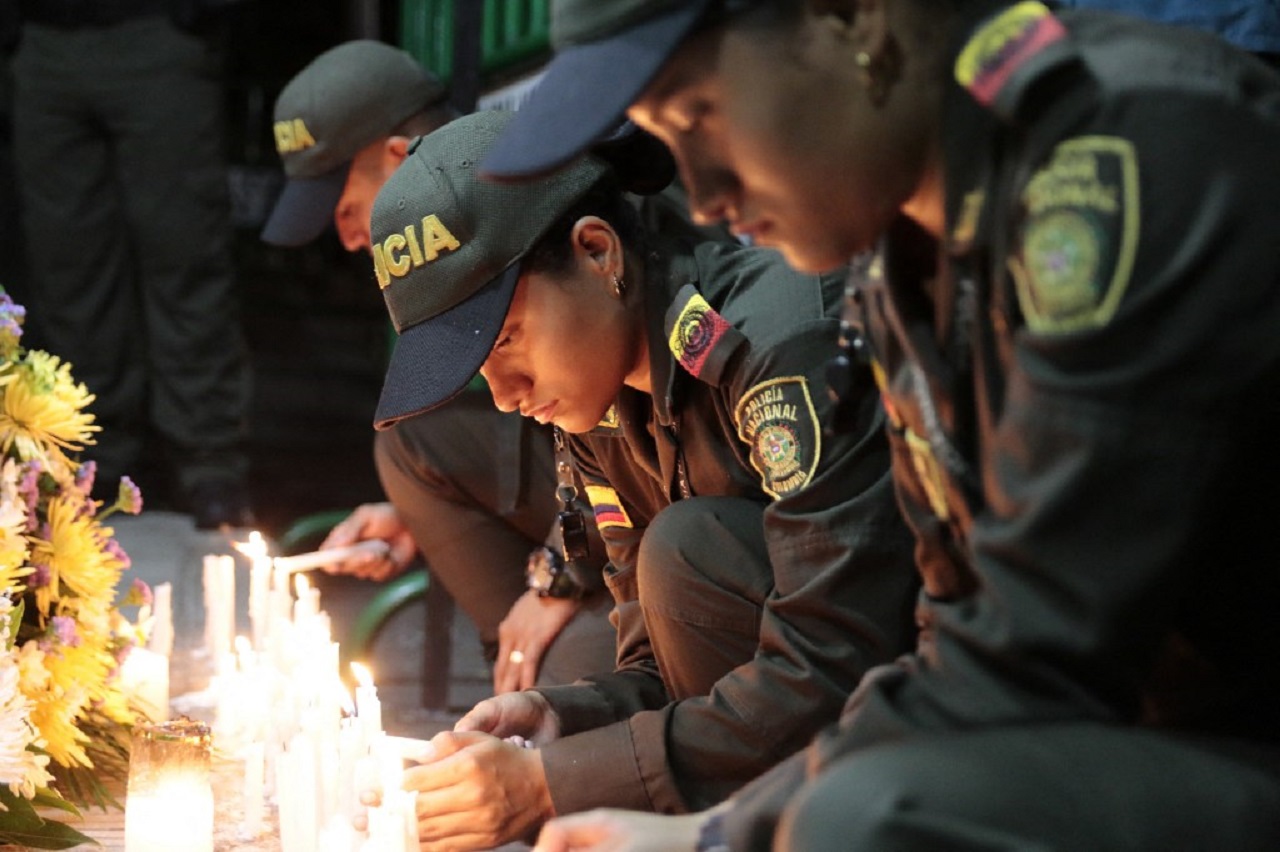 Velatón en contra de asesinatos de policías.