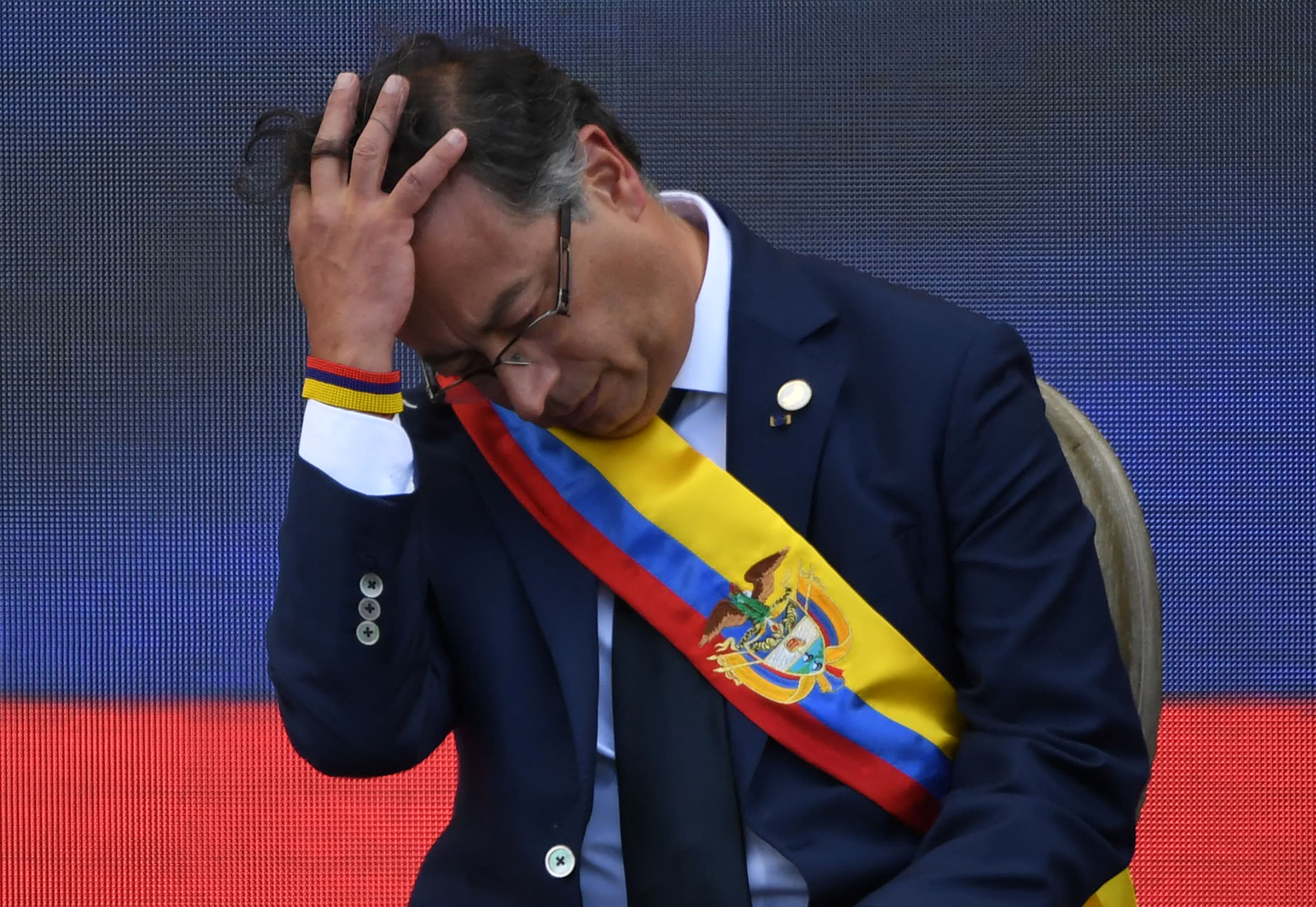 Gustavo Petro acomodándose el despeluque en posesión presidencial Gustavo Petro acomodándose el despeluque en posesión presidencial