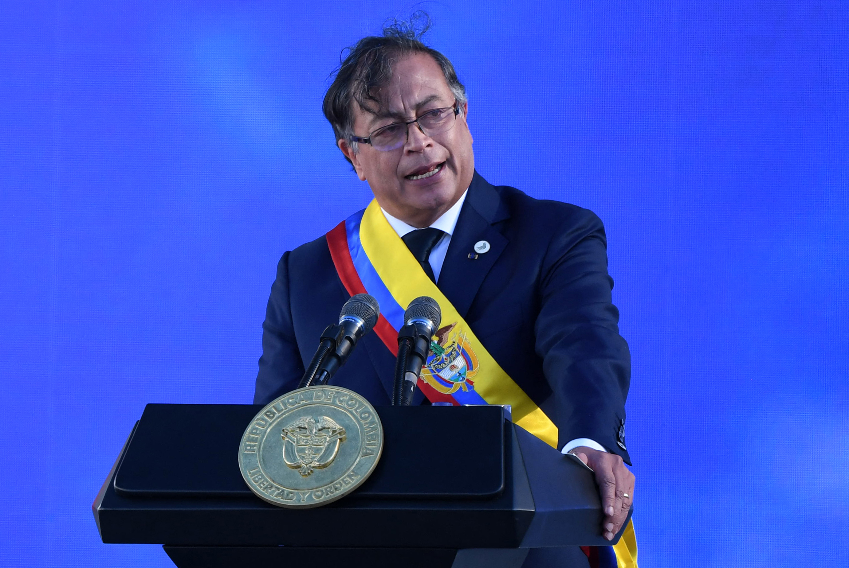 Gustavo Petro y su despeluque en medio de su discurso presidencial Gustavo Petro y su despeluque en medio de su discurso presidencial