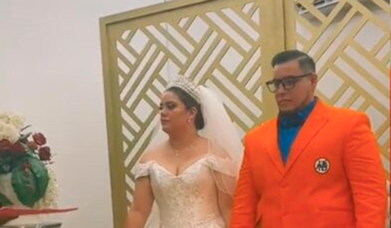 Se casa usando traje de Gokú, su novia estaba perfectamente de blanco | RCN Radio Se casa usando traje de Gokú, su novia estaba perfectamente de blanco | RCN Radio