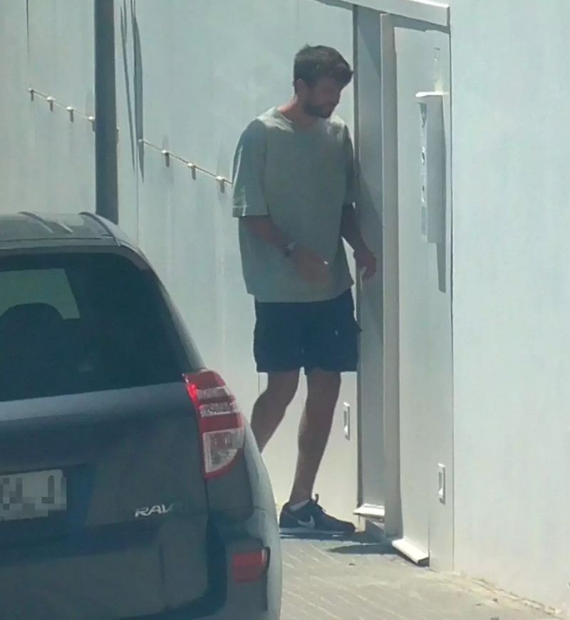 Piqué esperando en la puerta Piqué esperando en la puerta