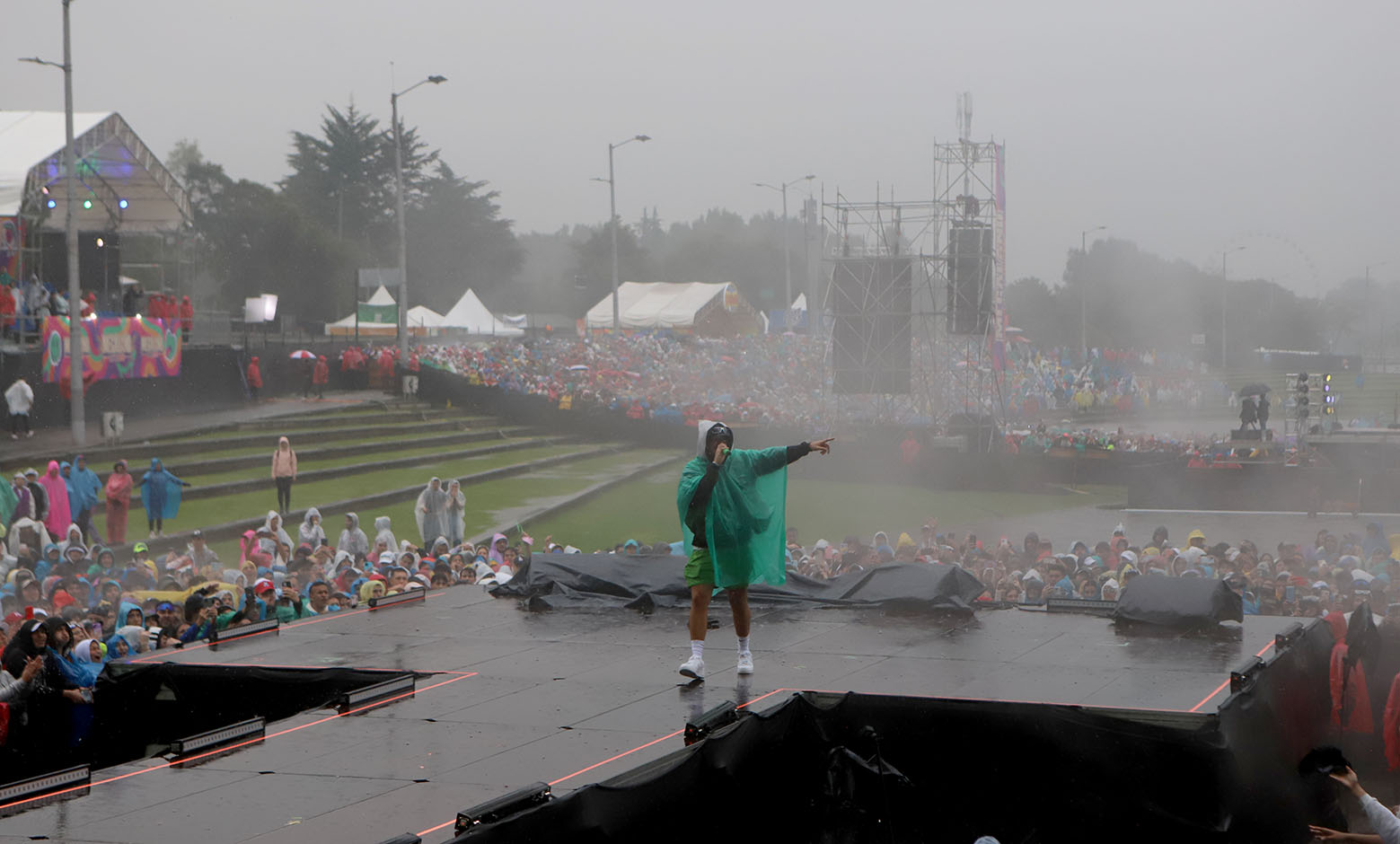 Feid en medio de la lluvia en el Megaland