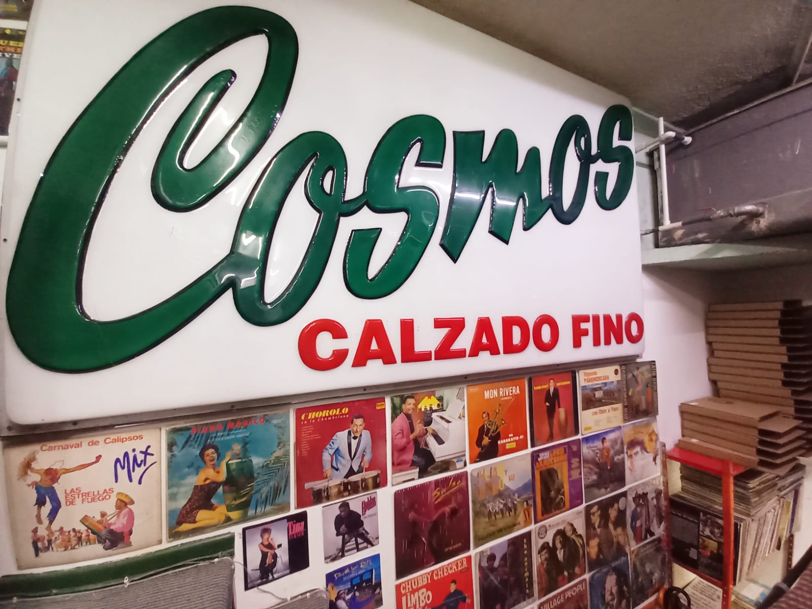 Logo de Cosmos, zapatería y tienda de vinilos Logo de Cosmos, zapatería y tienda de vinilos