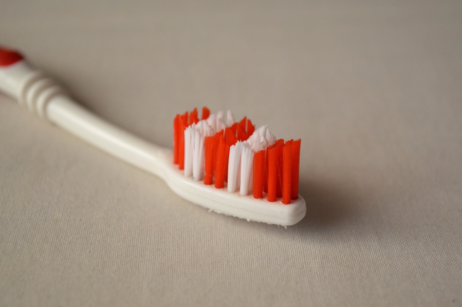 Cepillo de dientes Cepillo de dientes desgastado y usado para otras cosas