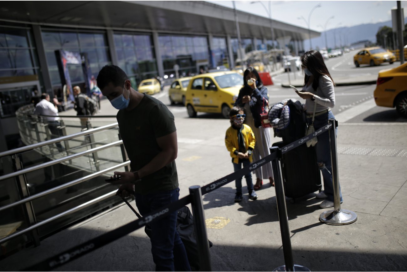 Ingreso de personas al aeropuerto del dorado