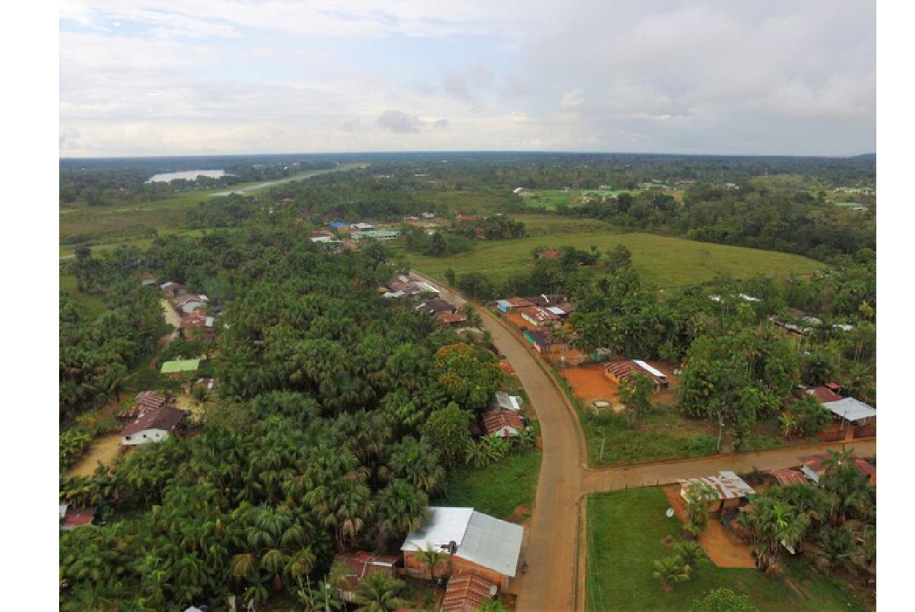 Panorámica de un área del Amazonas , donde se ven pequeñas casas y senderos