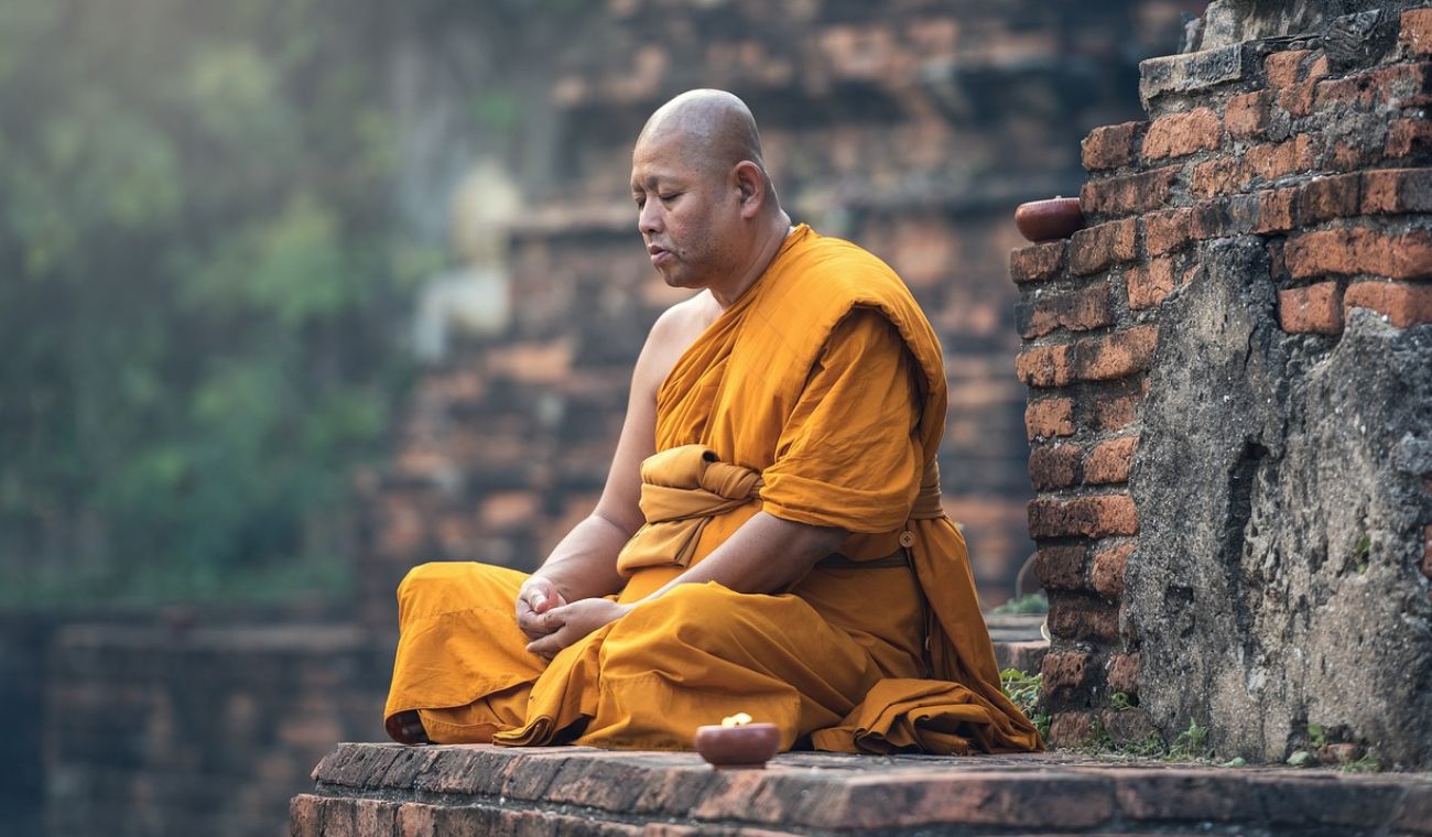 Monje budista Monje budista meditando