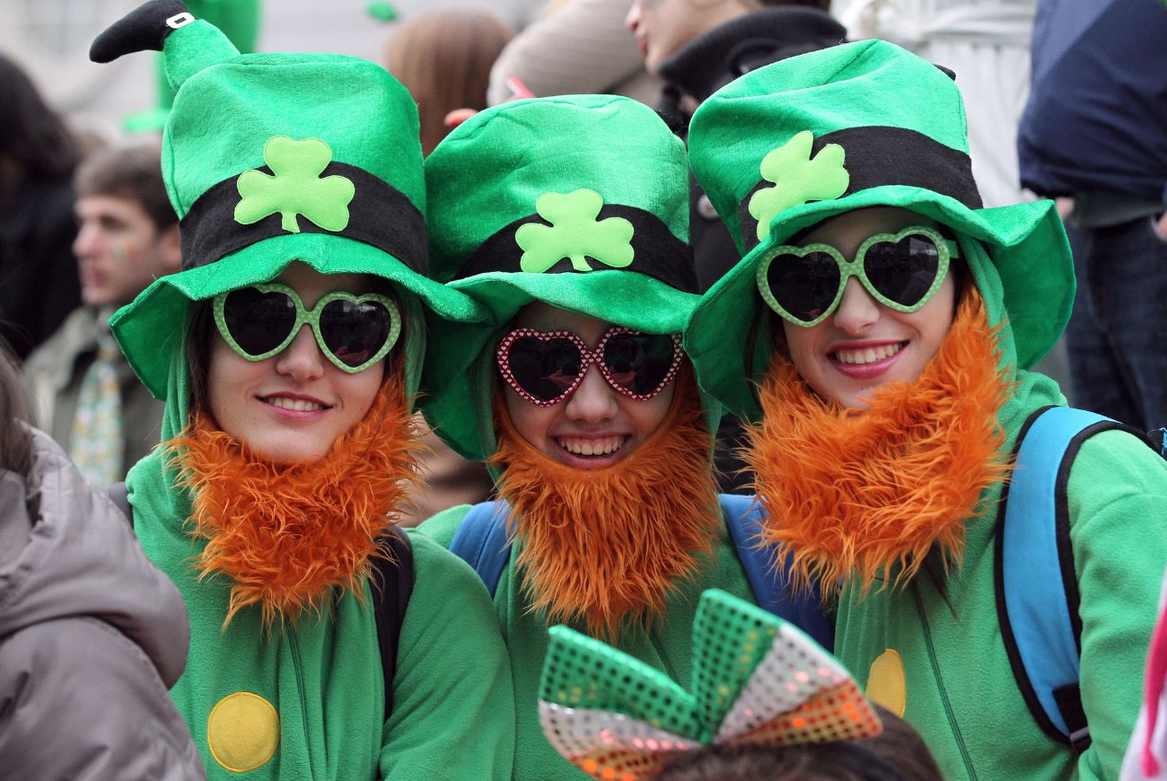 Disfraces el Día de San Patricio tres personas disfrazadas el Día de San Patricio