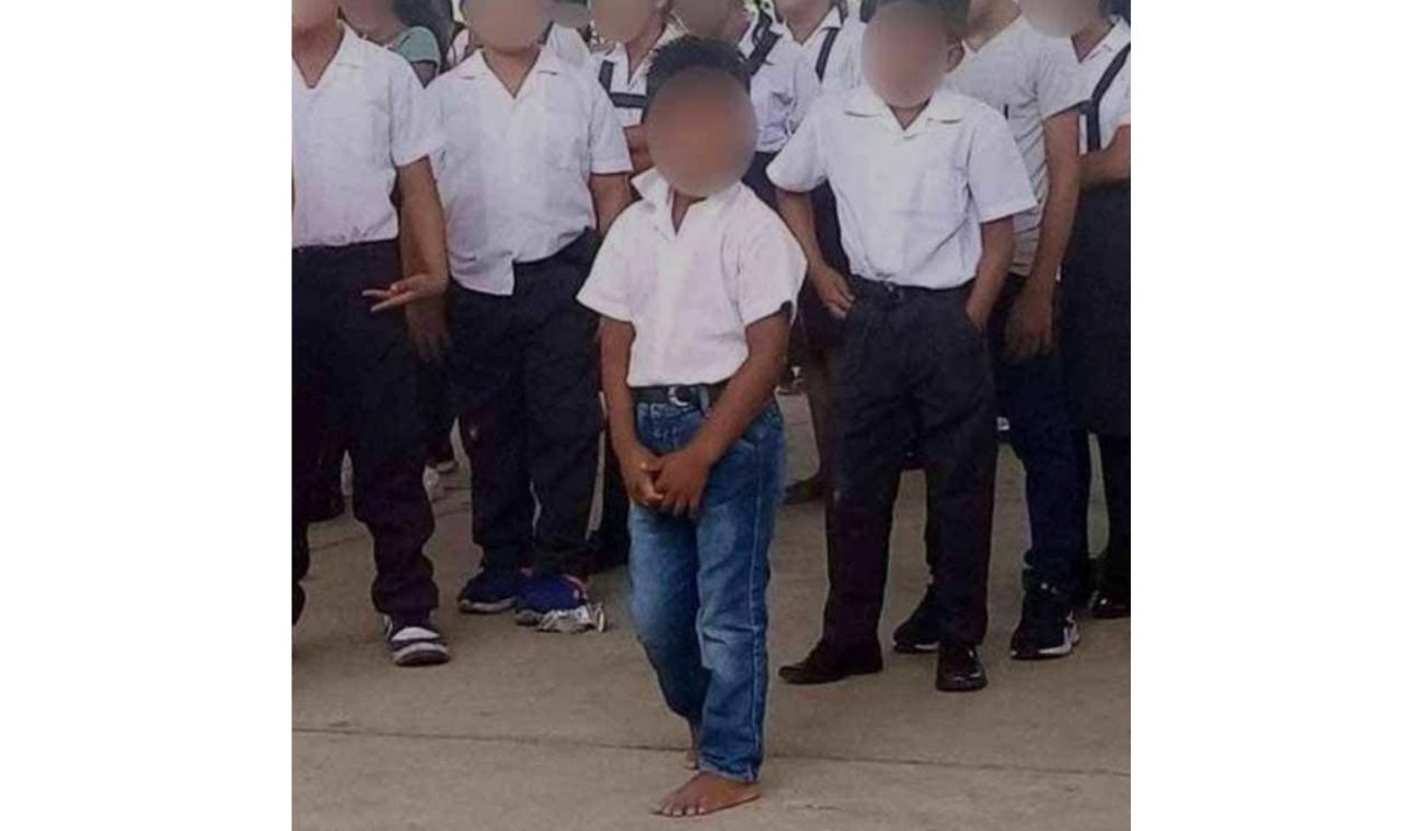 Niño en Perú va al colegio descalzo. Niño va al colegio descalzo