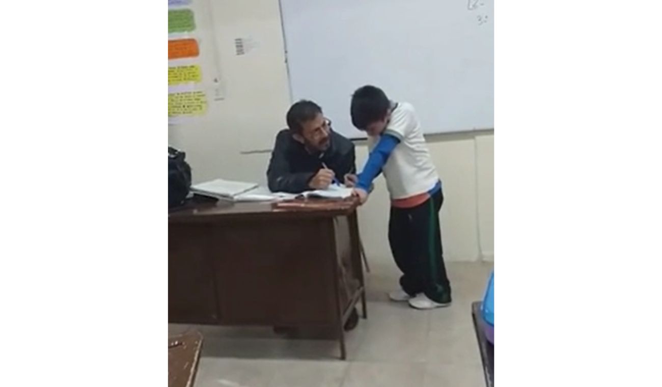 Profesor cuida a hijo de estudiante Profesor cuida a hijo de estudiante