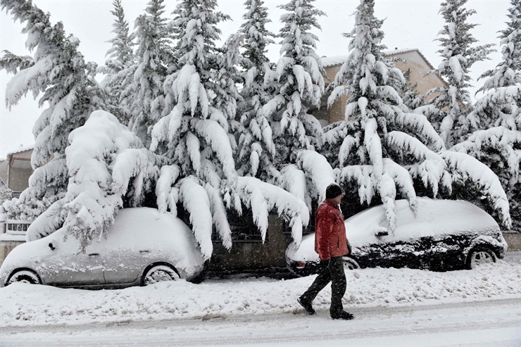 Los vehículos y la vegetación totalmente cubiertos de nieve en Hortiatis, al norte de Thessaloniki, en Grecia Los vehículos y la vegetación totalmente cubiertos de nieve en Hortiatis, al norte de Thessaloniki, en Grecia