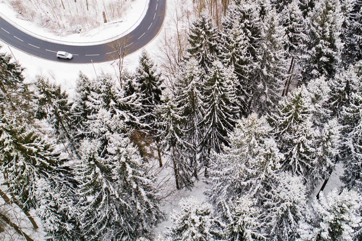 Vista aérea de una ruta rural en Alemania Vista aérea de una ruta rural en Alemania