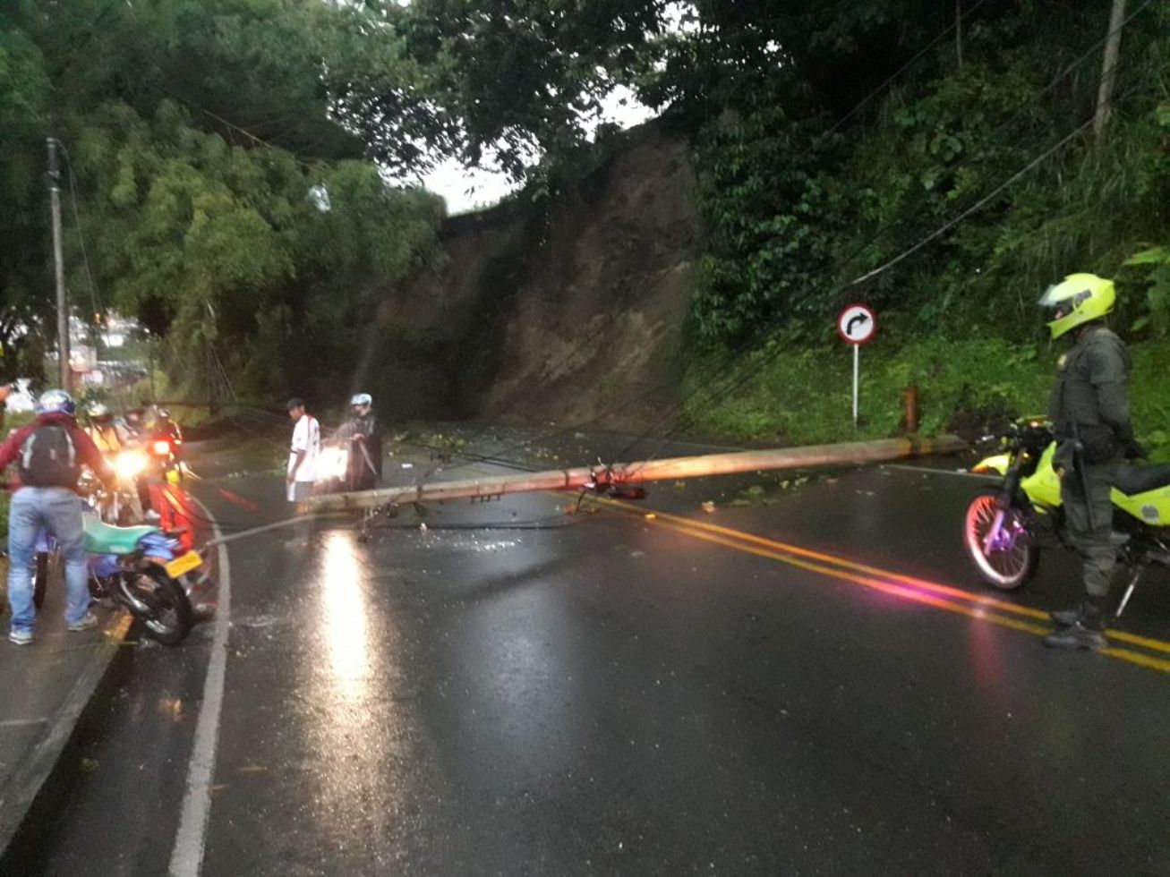 Derrumbe en Quindío Derrumbe en Quindío