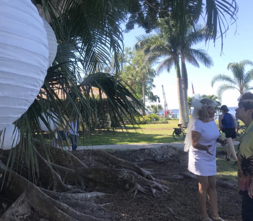 Mujer se casa con árbol 