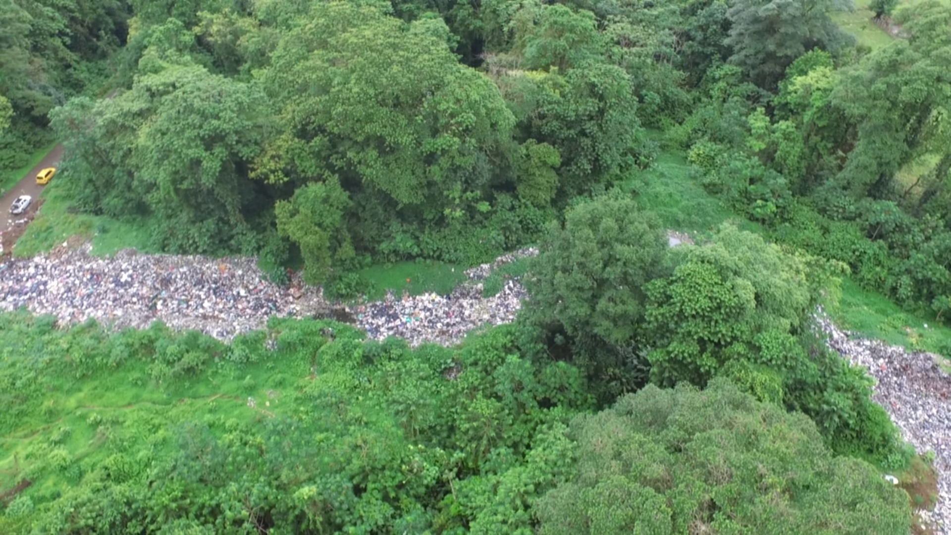 Río de basura en Bahía Solano (ONG Ekoplanet)