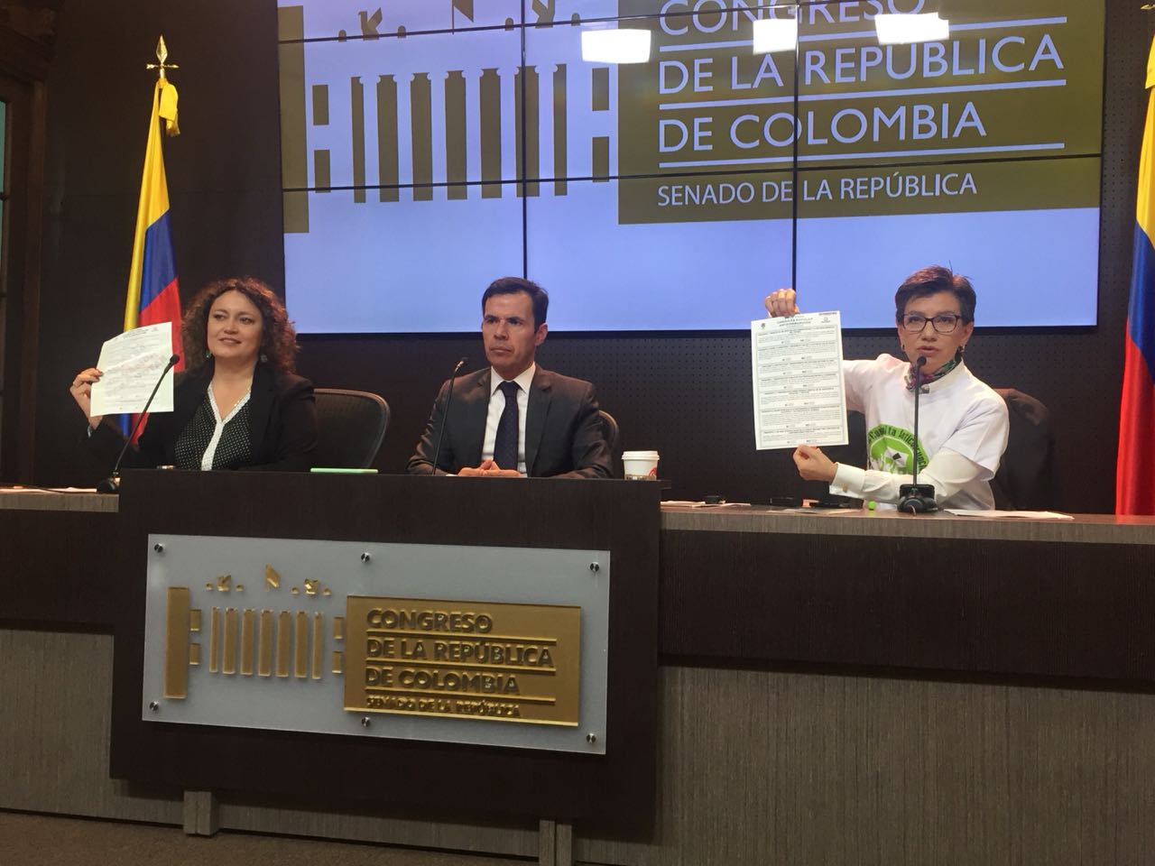 El ministro del Interior, Guillermo Rivera (cen.), la senadora Claudia López (der.) y la representante Angélica Lozano (izq.), presentando la campaña anticorrupción.