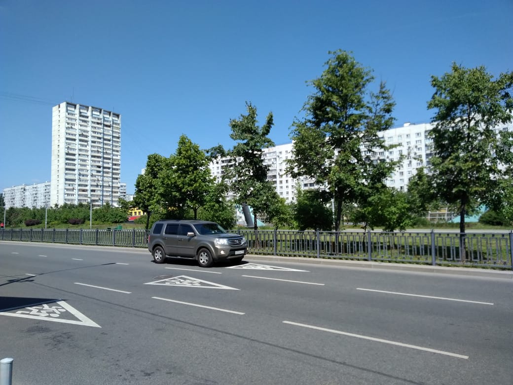 Los edificios y las avenidas se abren paso en el recorrido por el metro de Moscú.