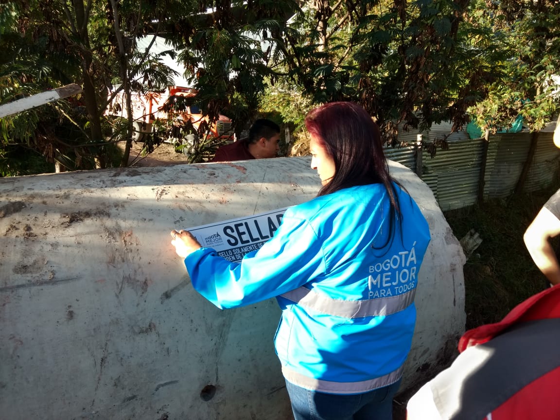 Sellan parqueadero en usquen por contaminar quebrada