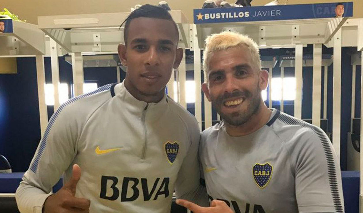 Sebastián Villa posa junto a Carlos Tévez en el primer día como jugador de Boca Juniors