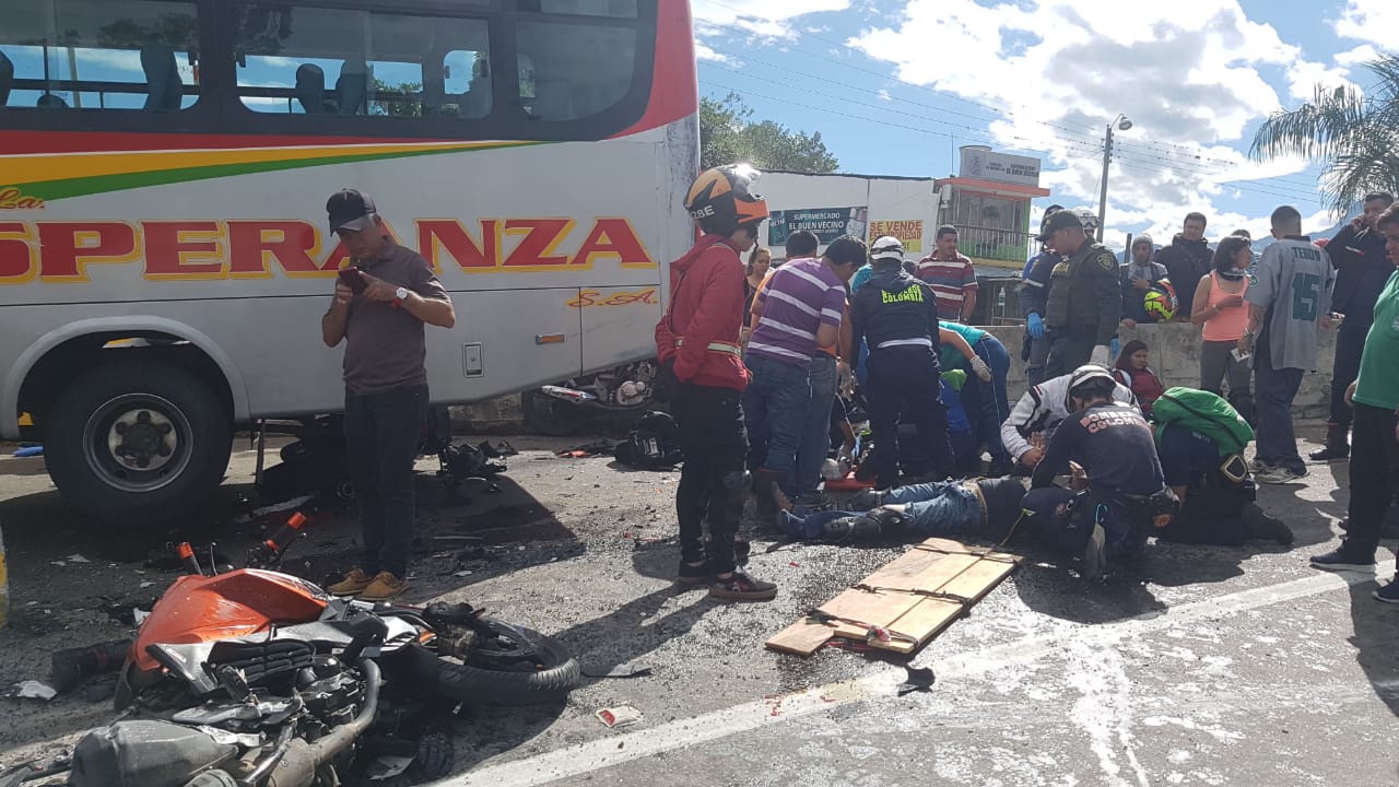 Varias motociclistas se vieron afectados.