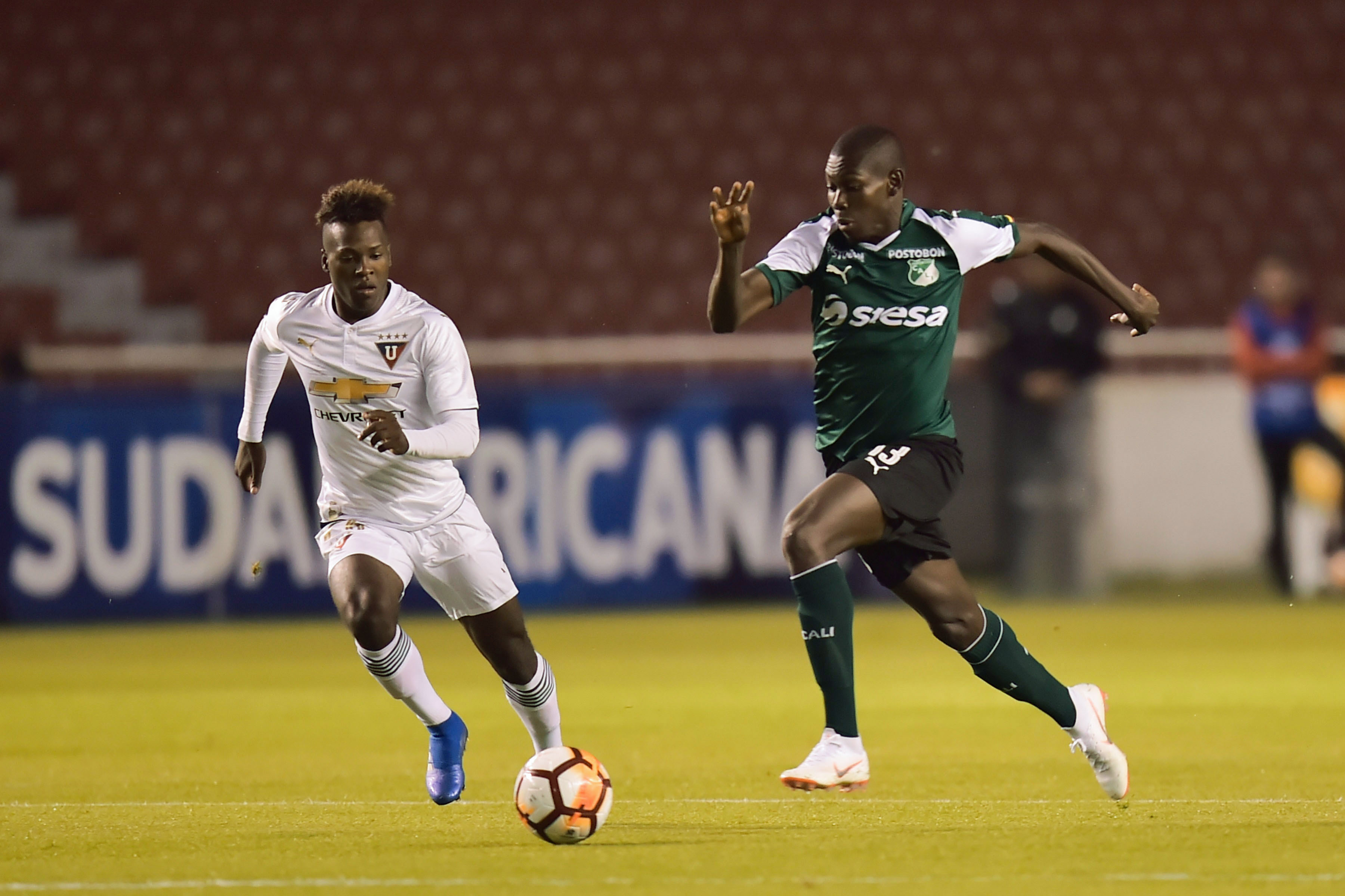 Jhojan Julio de Liga de Quito y Didier Delgado del Cali, jugando los octavos de la Sudamericana