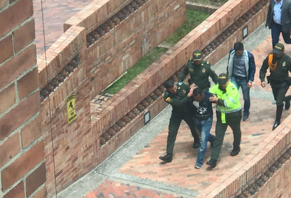 CAPTURADO POR TIROTEO EN LA GOBERNACIÓN CAPTURADO POR TIROTEO EN LA GOBERNACIÓN