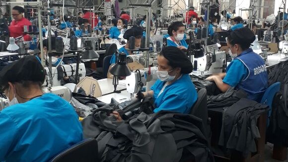 Mujeres trabajando en la industria textil Bogotá obtuvo una calificación de 8,30 puntos sobre 10, Antioquia alcanzó una puntuación de 6,71 y Santander una evaluación de 6,29.