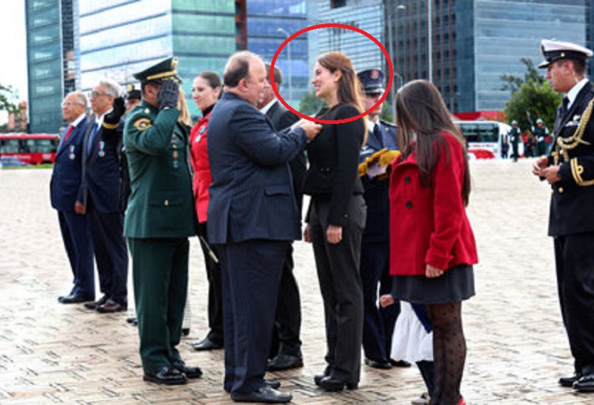 Condecoración del ministro de Defensa a la ciencióloga